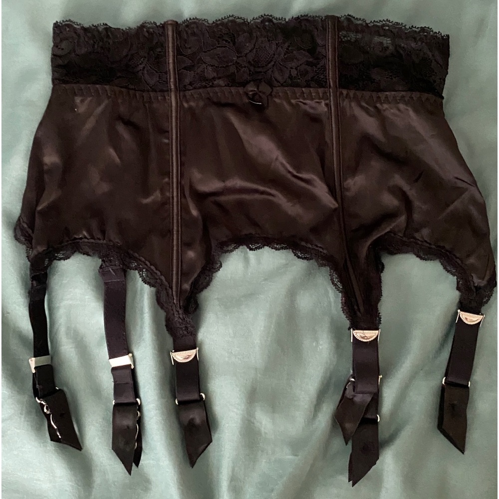 Black satin and lace med six strap garter  belt. NWOT